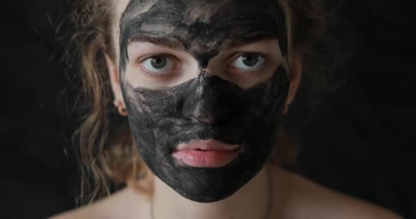 Дівчина з маскою для догляду на обличчі — стокове відео