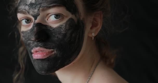Chica con una máscara de cuidado en su cara — Vídeos de Stock
