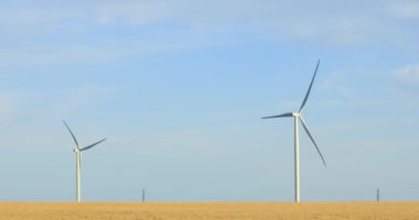 Yel değirmeni fabrikası sahada dönüyor