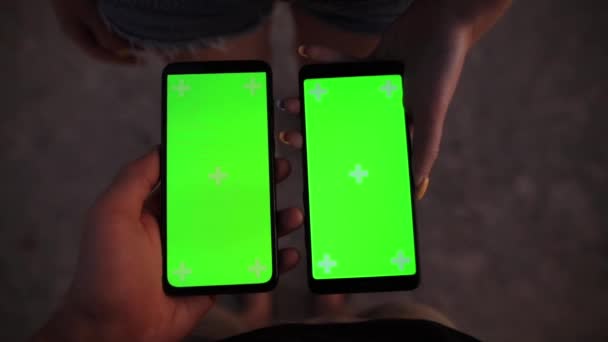 POV mannelijke en vrouwelijke handen houden smartphones met leeg scherm — Stockvideo