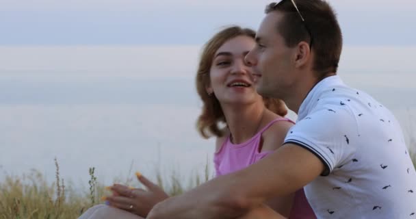 Jeune couple parle ensemble sur une nature — Video