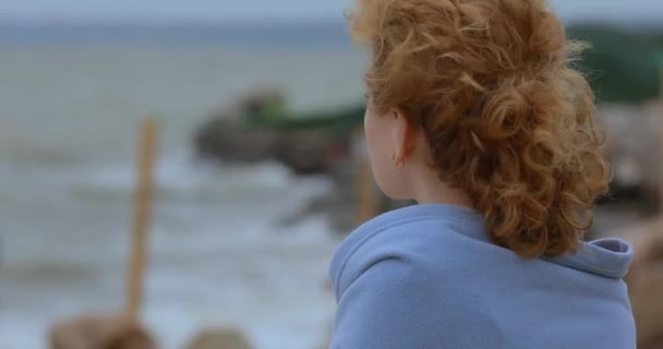 Mujer mirando las olas del mar — Vídeos de Stock