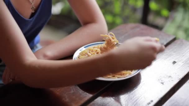 Кудрявая женщина забавно ест макароны — стоковое видео