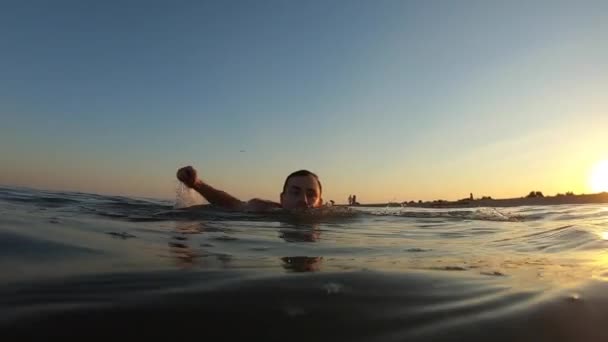 Man zwemmen in een zee, slow motion — Stockvideo