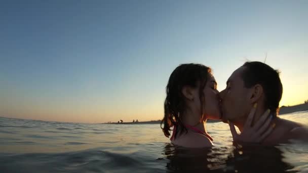 Milenci líbají v moři — Stock video