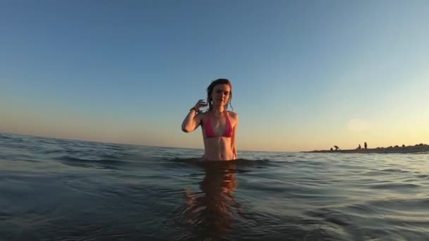 Mokra sexy dziewczyna wychodzi z w morze — Wideo stockowe