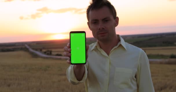 Homem mostrar smartphone com tela verde vazia — Vídeo de Stock