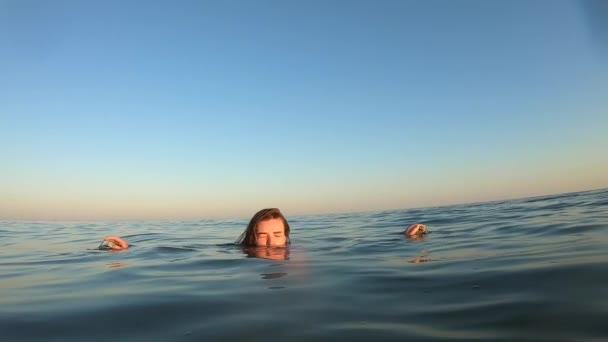 여자가 물에서 나와 공기를 들이마시네 — 비디오