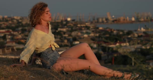Кучерявая сексуальная женщина наслаждается солнечными лучами на вершине моря — стоковое видео