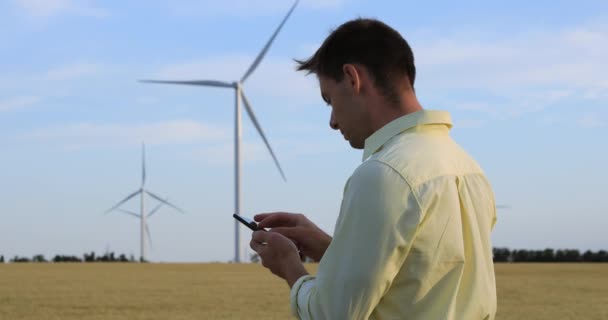 Windmill engineer beroperasi dari telepon genggam — Stok Video