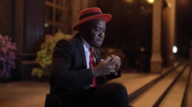 Afrikalı işadamı gece şehirde dans ediyor.