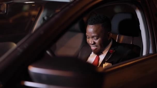 Africano empresário bem sucedido sentado em um carro ganhar um jackpot — Vídeo de Stock