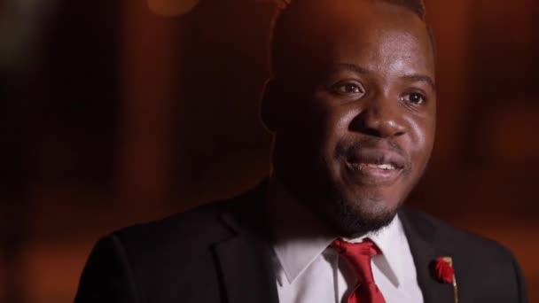 Afrikanske mænd venner taler i natten byen – Stock-video