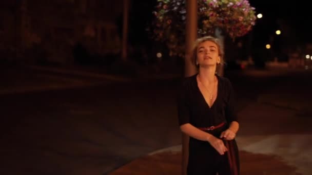 Krásná sexy žena kráčející v noci město ulici — Stock video