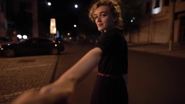美しいセクシーな女性が私と一緒に夜の街の通りで手をつないで歩く — ストック動画