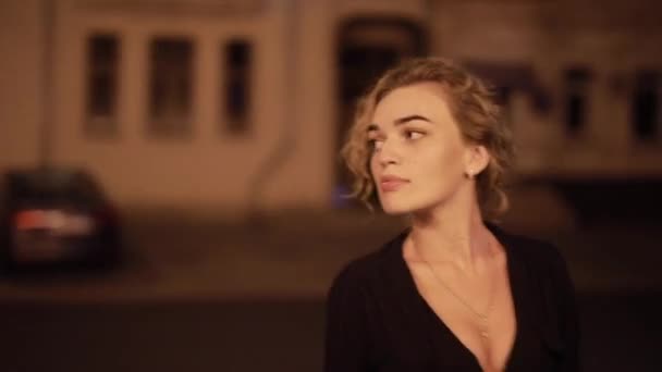 Krásná sexy žena kráčející v noci město ulici — Stock video
