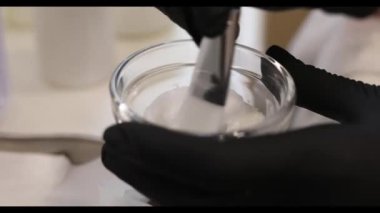 Kozmetik uzmanı güzellik prosedürü için killeri karıştırıyor