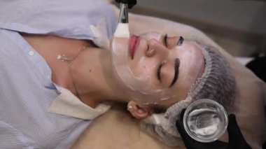 Kozmetoloji prosedürü, yüz maskesini fırçayla uygula