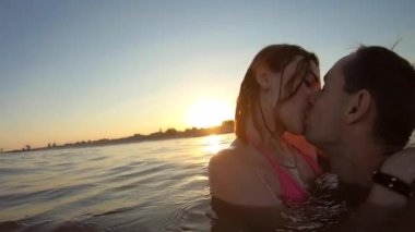 Aşıklar denizde öpüşür