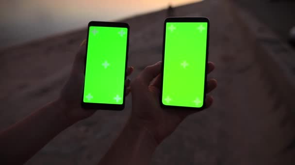 POV męskie i żeńskie ręce trzymające smartfony z pustym ekranem — Wideo stockowe