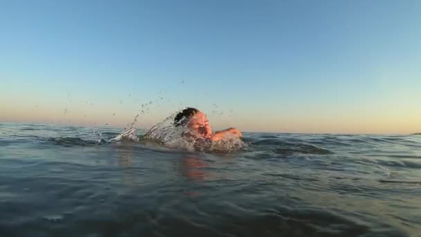 Muž plavající v moři, zpomalený pohyb — Stock video