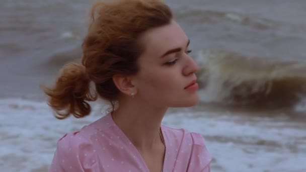 海の波を背景にした肖像画の女性 — ストック動画