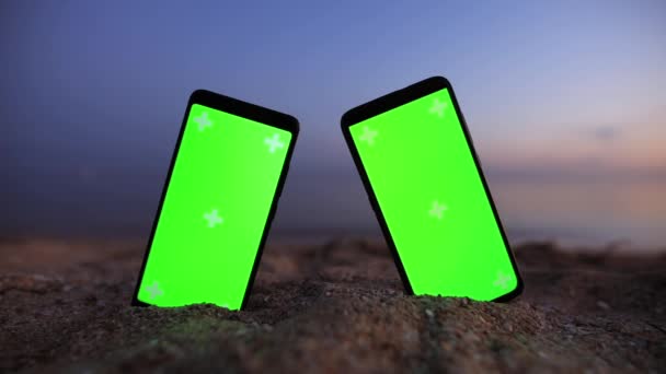 Mockup de dos smartphones con pantalla vacía — Vídeo de stock