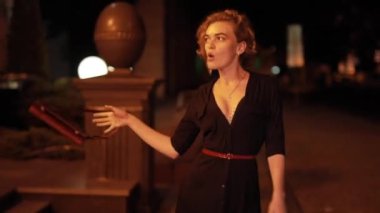 Cazibeli kadın bir gece caddesinde yürüyor