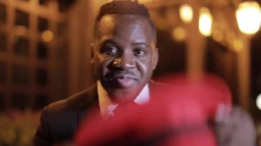 Afrikalı işadamı gece yarısı şapkasıyla dans ediyor.