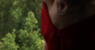 Pencereden bakan güzel bir kadının silueti.