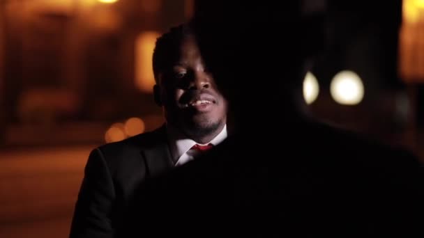Afrikanske mænd venner taler i natten byen – Stock-video