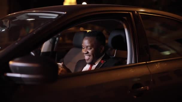 アフリカの成功したビジネスマンは車の中でジャックポットを獲得 — ストック動画