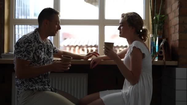 Rencontre et flirt couple sortir ensemble dans un café — Video