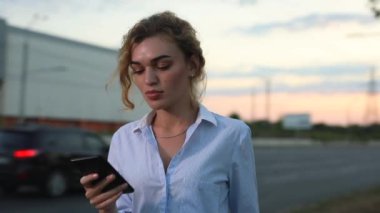Güzel bir kadın bir akşam şehrinde mesaj atıyor.