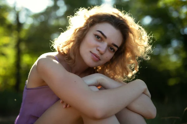 สวยงาม curly ผู้หญิงฤดูร้อนภาพประกอบ — ภาพถ่ายสต็อก