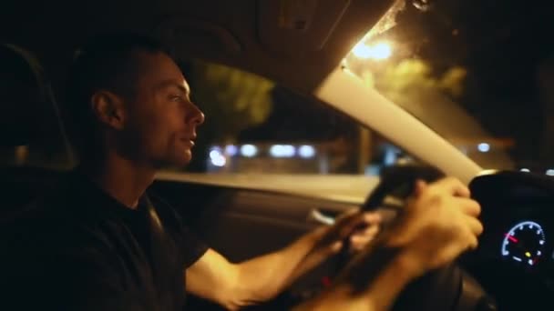 Unavený muž chce spát v autě — Stock video