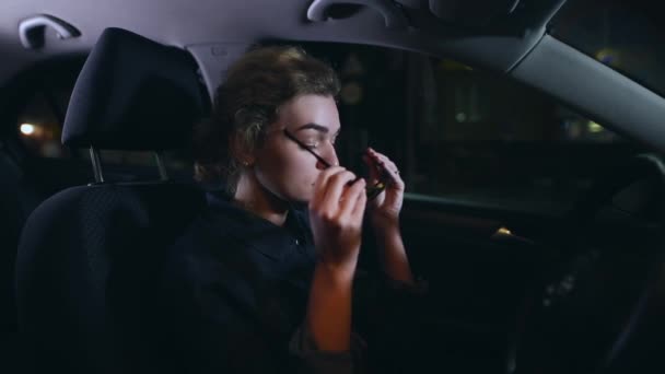 Женщина-водитель примеряет желтые очки для хорошего ночного видения — стоковое видео