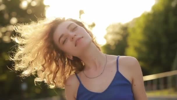 Молодая женщина веселится в солнечных очках — стоковое видео