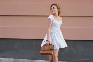 Beyaz elbiseli güzel kadın.