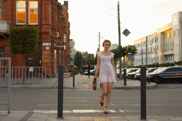 Mulher bonita em vestido branco andando na cidade — Fotografia de Stock