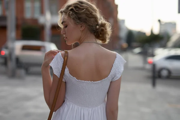 Costas de mulher bonita em vestido branco — Fotografia de Stock