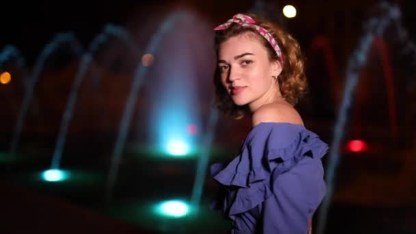 Hermosa modelo de moda mujer posando por la noche — Vídeo de stock