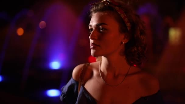 Hermosa modelo de moda mujer posando por la noche — Vídeos de Stock