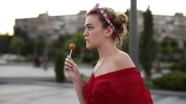 Amuzant femeie linge bomboane cu gumă cu bule — Videoclip de stoc