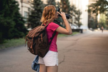 Termostan çay içen öğrenci kadın.