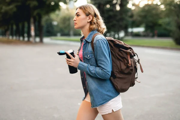 Studente bere il tè da thermos quando si va all'università — Foto Stock