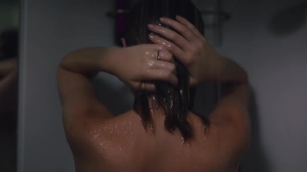 若い女性がシャワーを浴びて動きが遅い — ストック動画