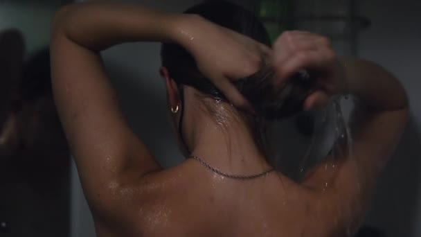 Mladá žena se sprchuje, zpomaluje — Stock video
