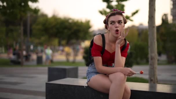 Grappige vrouw likken snoep met kauwgom — Stockvideo