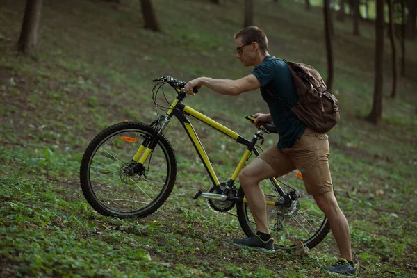 Genç adam bisikleti yukarı çekti.